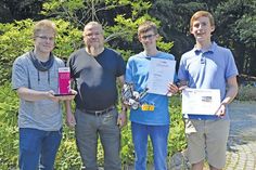 Lehrer Peter Wolfgram ist stolz auf die Sieger Angelus Valentiner (16, links), Nino Seide (17) und Alexander Verdieck (17, rechts). (Foto: René Kleinschmidt)