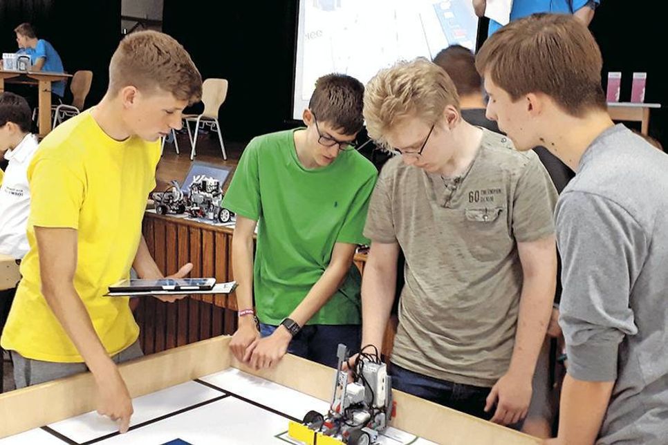 Die OGT-Schüler des 11. Jahrgangs starten vor den Augen des Schiedsrichters (li.) ihren Roboter auf dem Spielfeld. (Foto: OGT)