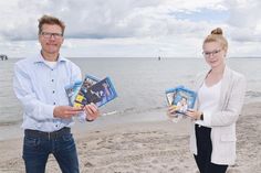 Tourismuschef Joachim Nitz und Jana Thomsen von der Tourismus-GmbH zeigen schon einmal die Filme, die an den zehn Abenden auf der tageslichttauglichen LED-Wand gezeigt werden.