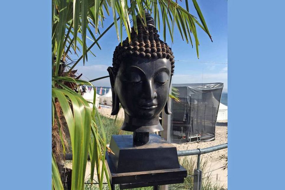 Die schwere, große und auffällige Buddha-Statue aus Bronze wurde aus dem oberen Bereich einer Beach-Lounge in der Strandallee entwendet.