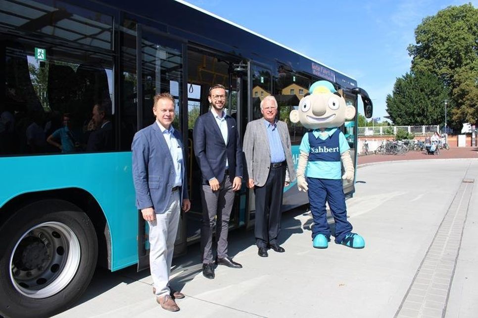 Bürgermeister Carsten Behnk, Daniel Marx (Vorsitzender der Regionalleitung DB Regio Nord), Ostholsteins Landrat Reinhard Sager und der „NahBert“ präsentieren die neuen Busse nach modernsten Standards.