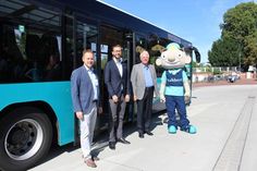 Bürgermeister Carsten Behnk, Daniel Marx (Vorsitzender der Regionalleitung DB Regio Nord), Ostholsteins Landrat Reinhard Sager und der „NahBert“ präsentieren die neuen Busse nach modernsten Standards.