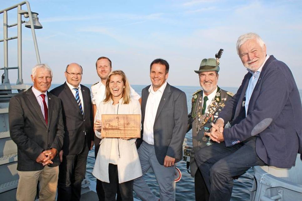Stellvertretender Bürgermeister Joachim Weber, Betriebsleiter Verwaltung und Finanzen Lars Widder, Kommandant Ingmar Johannsen, Tourismusleiterin Janina Kononov, Bürgermeister Mark Burmeister, 1. Ältermann Bürgergilde Andreas Sielaff und Bürgervorsteher Heinz Bäker (v. lks.).
