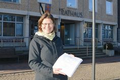 Als engagierte Kommunalpolitikerin ist Katrin Engeln in Bad Schwartau vielen bekannt. Weit mehr als die erforderlichen 135 Unterschriften hat sie am vergangenen Freitag ins Rathaus gebracht, um damit bei der Bürgermeisterwahl im Mai anzutreten.