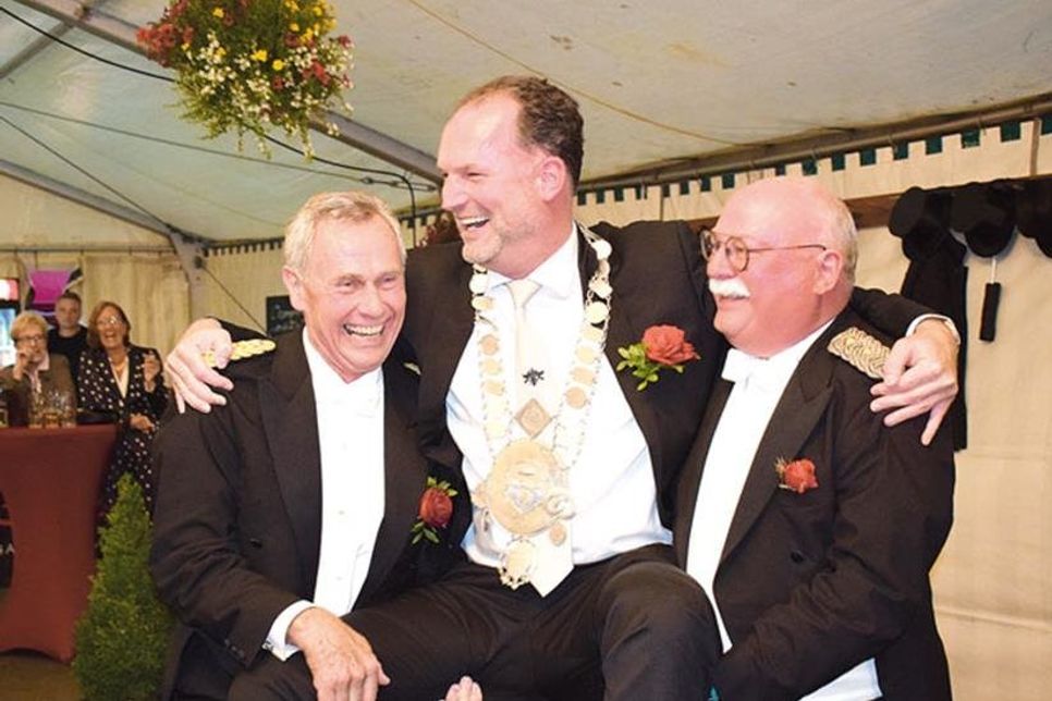 Unter großem Beifall wurde der neue Regent nach seiner Proklamation feierlich durchs Festzelt getragen
