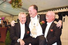 Unter großem Beifall wurde der neue Regent nach seiner Proklamation feierlich durchs Festzelt getragen