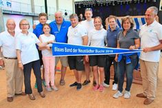Skipper Claus Bressler (5. v. lks.) und seine 16-köpfige Crew wurden mit dem Blauen Band ausgezeichnet.