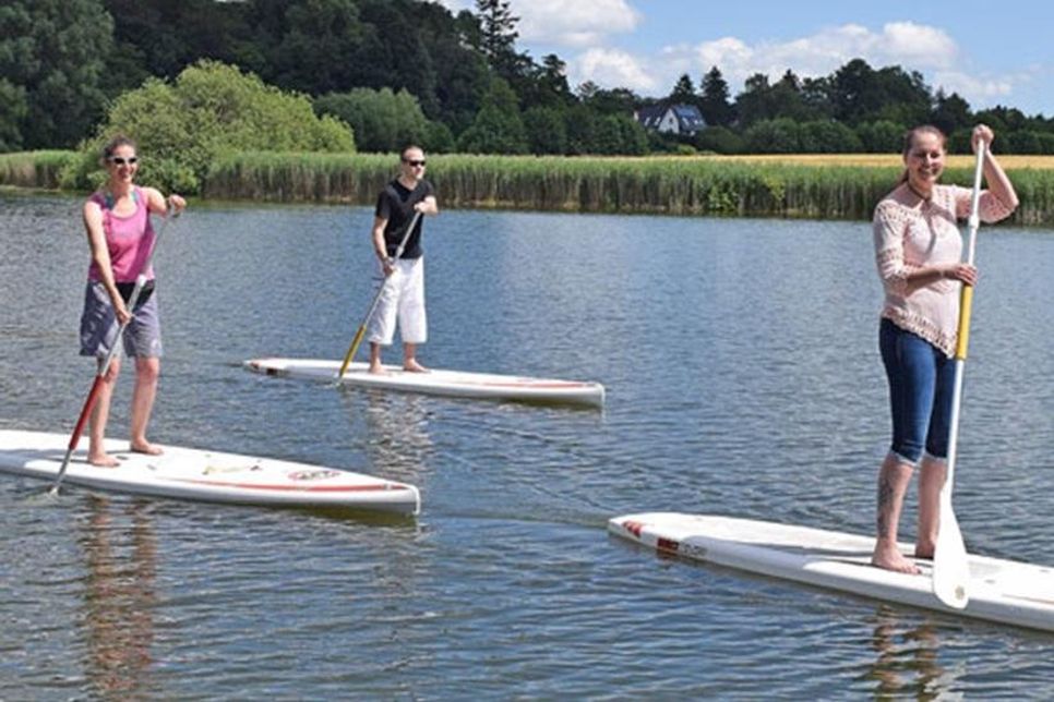 Stand Up Paddling-Lehrerin Nicole Prommersberger (li.) zeigte Interessierten die ersten Handgriffe und das richtige Stehen