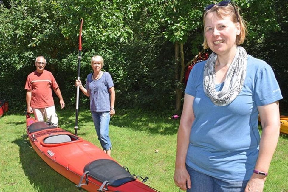Matthias Seefeldt (v.l.), Regina Glacer-Günther und Anke Flechsig von der Gemeinschaft der Wasserwanderer Preetz sind mit Leib und Seele Wassersportler
