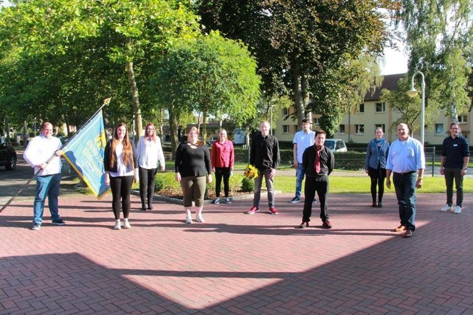 Die freigesprochenen Bäcker und Fachverkäuferinnen mit dem stellvertretenden Obermeister der Bäckerinnung Nord Helmut Börke (lks.) sowie die Lehrer Willi Stey (2. v. re.) und Sebastian Ehrhart (re.) von der Beruflichen Schule.