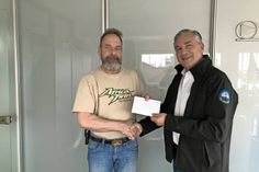 Oliver Seiter (re.), Geschäftsführer der ancora Marina, dankt Thorsten Schiefelbein für seine 30-jährige Firmentreue.