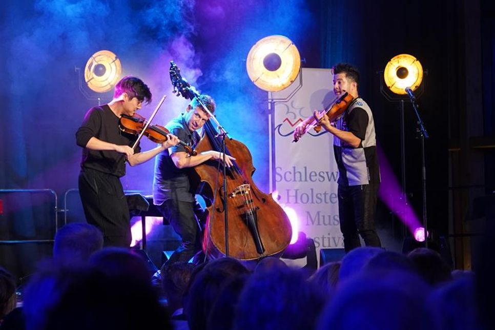 Das Trio brachte eine energiegeladene Performance beim Schleswig-Holstein Musik Festival auf die Bühne der Veranstaltungshalle in der ancora Marina.