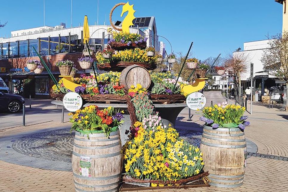 Jedes Jahr im Frühling ein Hingucker und beliebtes Fotomotiv: Der „Osterbrunnen“ auf dem Timmendorfer Platz.