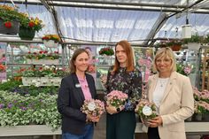 Inga Balke (1. Vorsitzende „Im Norden gewachsen“), Vivien Pein (Blumenhof Pein) sowie Landwirtschaftskammer-Präsidentin Ute Volquardsen (v. lks.).