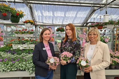 Inga Balke (1. Vorsitzende „Im Norden gewachsen“), Vivien Pein (Blumenhof Pein) sowie Landwirtschaftskammer-Präsidentin Ute Volquardsen (v. lks.).