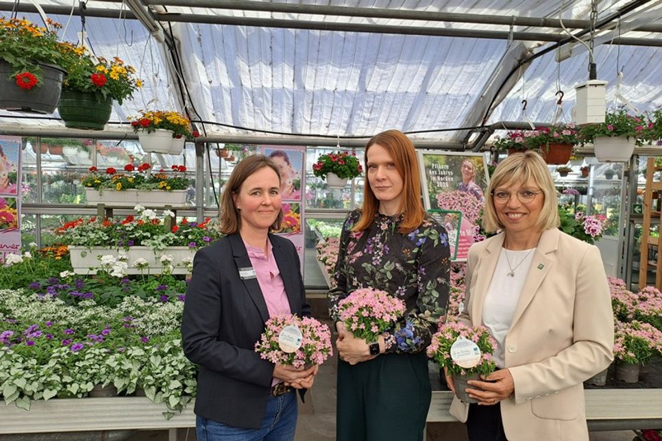 Inga Balke (1. Vorsitzende „Im Norden gewachsen“), Vivien Pein (Blumenhof Pein) sowie Landwirtschaftskammer-Präsidentin Ute Volquardsen (v. lks.).