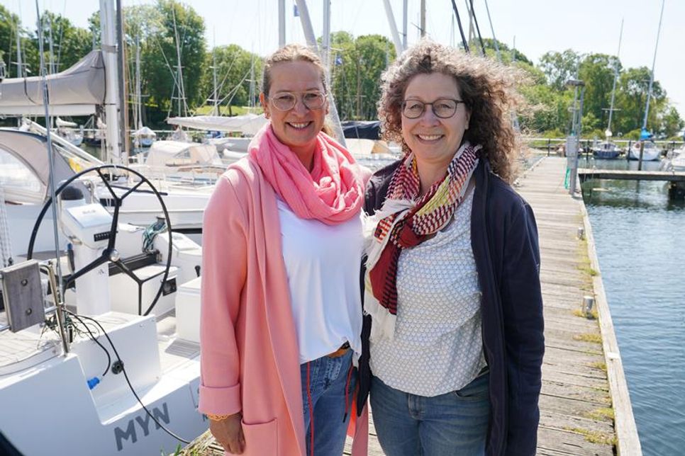 Natalia von Levetzow (re.) ist die Gleichstellungsbeauftragte in Neustadt und Tanja Gorodiski (lks.) war lange Jahre Gleichstellungsbeauftragte in Bad Schwartau. Beide sind die Erfinderinnen und Podcast-Hosts der sechsteiligen Serie „Ran ans Ruder“.