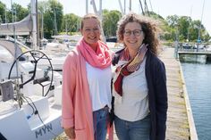 Natalia von Levetzow (re.) ist die Gleichstellungsbeauftragte in Neustadt und Tanja Gorodiski (lks.) war lange Jahre Gleichstellungsbeauftragte in Bad Schwartau. Beide sind die Erfinderinnen und Podcast-Hosts der sechsteiligen Serie „Ran ans Ruder“.