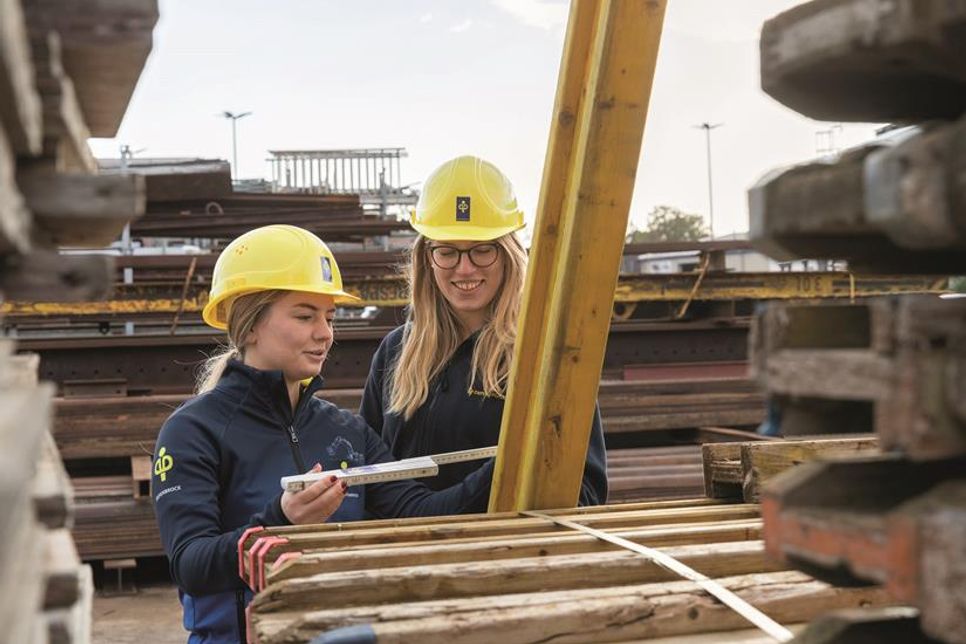 Für die Ausbildung ist mindestens ein Hauptschulabschluss erforderlich. Die Regelzeit für die Ausbildung zum Beton- und Stahlbetonbauer beträgt drei Jahre.