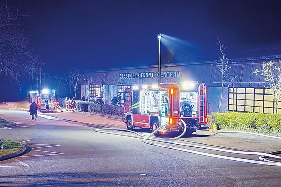Am späten Mittwochabend, dem 9. April, kam es zu einem Feuerwehreinsatz im Eissport- und Tenniscentrum in Timmendorfer Strand.