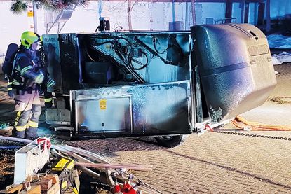 Die Eisaufbereitungsmaschine stand komplett in Flammen und wurde nach den Löscharbeiten aus dem ETC gezogen.