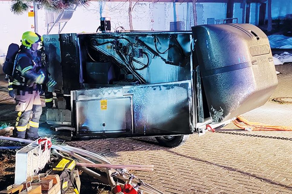 Die Eisaufbereitungsmaschine stand komplett in Flammen und wurde nach den Löscharbeiten aus dem ETC gezogen.
