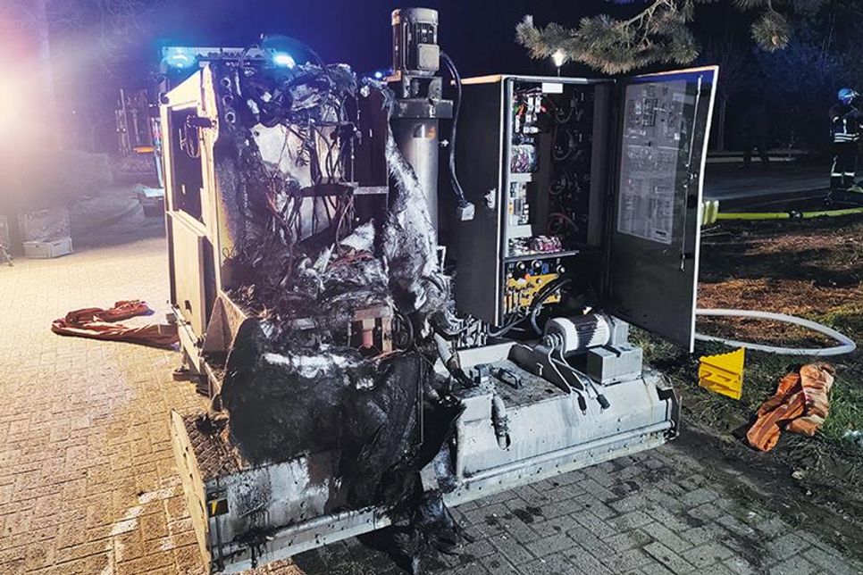 Die vom Feuer zerstörte Eisaufbereitungsmaschine – wie es zu dem Brand gekommen ist, ist Gegenstand der Ermittlungen der Kripo.