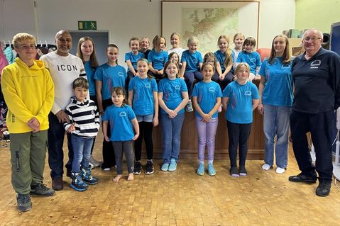 Die Kinder und der Vorsitzende des Neustädter Volkstanzkreises, Jürgen Nitze (re.), bedanken sich bei Familie Singh für die neuen T-Shirts.