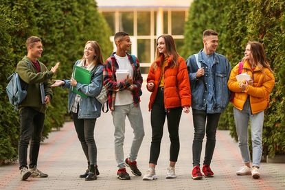 Die meisten Jugendlichen treten nach dem Schulabschluss eine Berufsausbildung an.