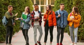 Die meisten Jugendlichen treten nach dem Schulabschluss eine Berufsausbildung an.