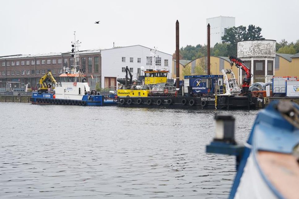 Die Pilotierungsarbeiten zur Entsorgung der Munitionsaltlasten sind gestartet. Derzeit werden wichtige Erkenntnisse gesammelt und das Verfahren weiterentwickelt. Dafür liegen viele „unbekannte“ Schiffe im Neustädter Hafen.