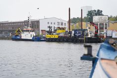 Die Pilotierungsarbeiten zur Entsorgung der Munitionsaltlasten sind gestartet. Derzeit werden wichtige Erkenntnisse gesammelt und das Verfahren weiterentwickelt. Dafür liegen viele „unbekannte“ Schiffe im Neustädter Hafen.
