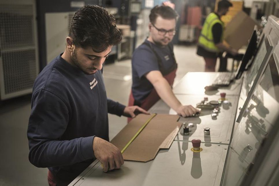 Wellpappe ist die wichtigste Transportverpackung für die deutsche Wirtschaft. Bei ihrer Herstellung arbeiten die unterschiedlichsten Berufsgruppen Hand in Hand.
