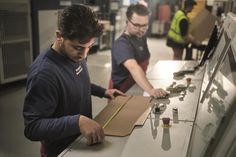 Wellpappe ist die wichtigste Transportverpackung für die deutsche Wirtschaft. Bei ihrer Herstellung arbeiten die unterschiedlichsten Berufsgruppen Hand in Hand.