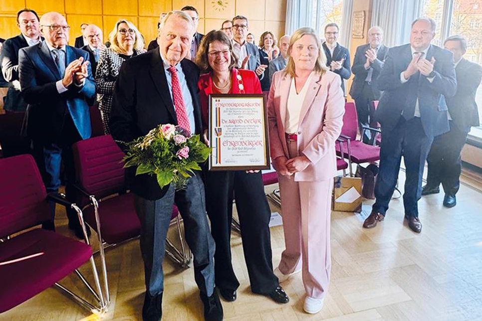 Dr. Arend Oetker wurde von Bad Schwartaus Bürgermeisterin Dr. Katrin Engeln (Mitte) und Stadtpräsidentin Wiebke Zweig zum Ehrenbürger ernannt.
