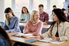 In der Berufsschule lernen angehende Kaufleute unter anderem betriebswirtschaftliche Grundlagen, Rechnungswesen, Wirtschafts- und Sozialkunde sowie den professionellen Umgang mit Kunden, Daten und digitalen Arbeitsprozessen.