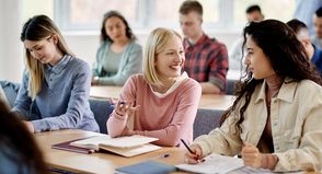 In der Berufsschule lernen angehende Kaufleute unter anderem betriebswirtschaftliche Grundlagen, Rechnungswesen, Wirtschafts- und Sozialkunde sowie den professionellen Umgang mit Kunden, Daten und digitalen Arbeitsprozessen.