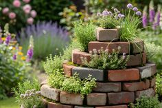 Durch die Form der Kräuterspirale werden auf kleinstem Raum sehr verschiedene Lebensraumbedingungen für zahlreiche Kräuter hergestellt.