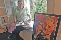 Aufbaupause in der Kreisbibliothek: Am Sonnabend ist die Vernissage von „Hitch plakativ“, die Volker Graap derzeit vorbereitet. Das „Rebecca“-Plakat von 1951 kann dann in voller Schönheit bewundert werden