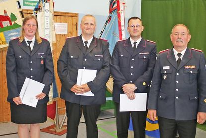 Anne-Christin Schmidt, Mike Cassel und Nils Rave, (v. l.) freuten sich über ihre Beförderungen durch Andreas Riemke (r.).