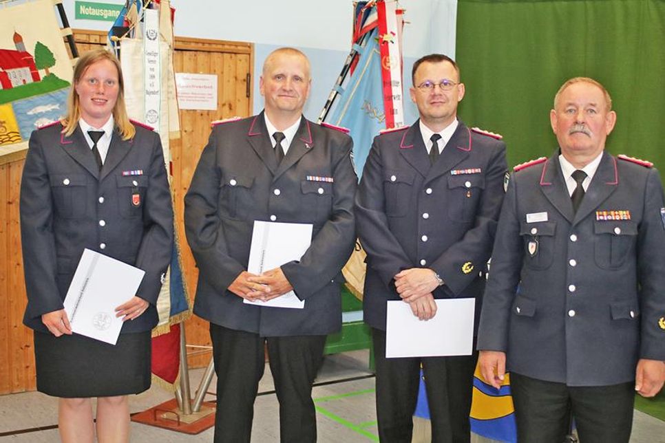Anne-Christin Schmidt, Mike Cassel und Nils Rave, (v. l.) freuten sich über ihre Beförderungen durch Andreas Riemke (r.).