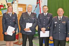Anne-Christin Schmidt, Mike Cassel und Nils Rave, (v. l.) freuten sich über ihre Beförderungen durch Andreas Riemke (r.).