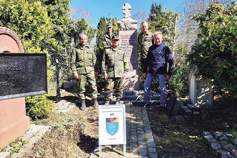Gruppenfoto nach dem ersten Kriegsgräberpflegeeinsatz in Gleschendorf.