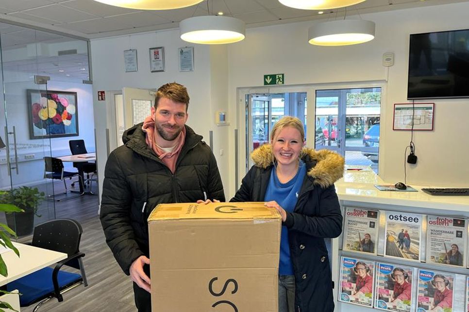 Die glückliche Emilia Nellies holte mit ihrer Begleitung den gewonnenen E-Scooter beim reporter in der Hochtorstraße ab.