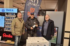 Norbert Kahl (re.) und Thomas Schwarz (lks.) vom Museumsförderverein bedanken sich  beim famila-Warenhausleiter Oliver Wagner für den gespendeten Kinderpunsch.