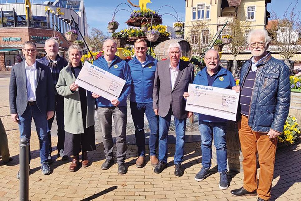 Scheckübergabe in Timmendorfer Strand (von links): Henning Reimann, Alfred Grüter und Kerstin Olschowsky (vom Kinderschutzbund Ostholstein), Dr. Martin Struve, Christoph Kressin, Peter Danzeglocke und Matthias Benkstein (Lions Club) und Uwe Carstens (Neustädter Tafel e.V.).