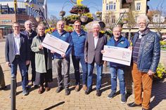 Scheckübergabe in Timmendorfer Strand (von links): Henning Reimann, Alfred Grüter und Kerstin Olschowsky (vom Kinderschutzbund Ostholstein), Dr. Martin Struve, Christoph Kressin, Peter Danzeglocke und Matthias Benkstein (Lions Club) und Uwe Carstens (Neustädter Tafel e.V.).
