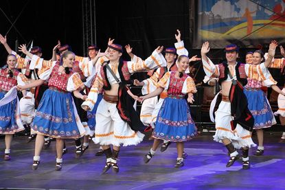 Auf der Bühne wird es bunt, laut und fröhlich.