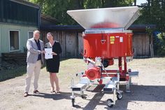 Ostholsteins Landrat Timo Gaarz und die Scharbeutzer Bürgermeisterin Bettina Schäfer bei der Übergabe der Sandsackfüllmaschine.