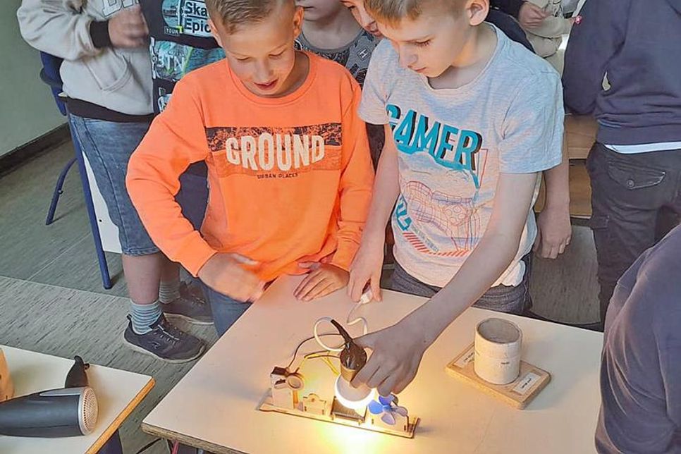 Die Kinder ließen sich von der Technik begeistern.